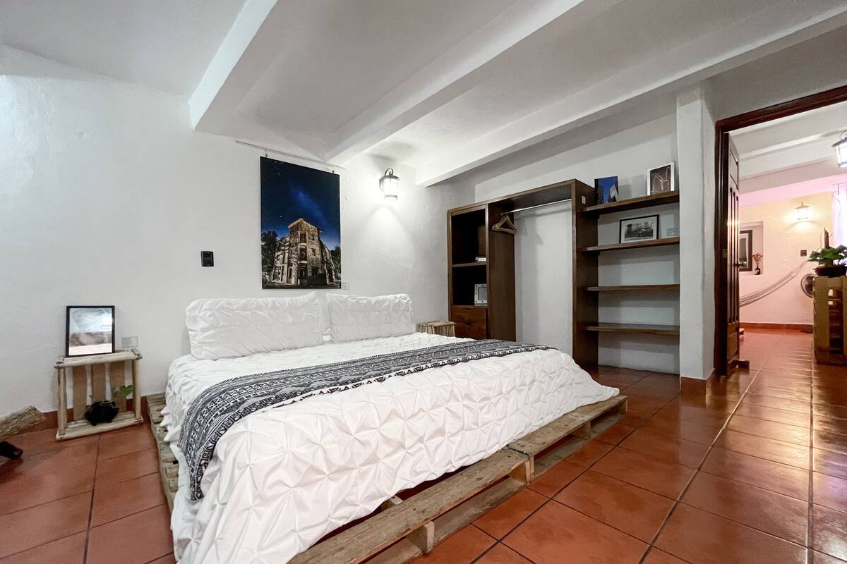 Habitación superior | Tabla de planchar con plancha, wifi gratis, decoración individual