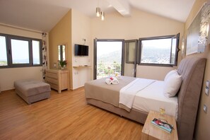 2 soverom, safe på rommet, strykejern/-brett og reiseseng for barn