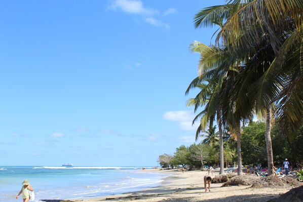 Beach nearby, sun loungers, beach towels