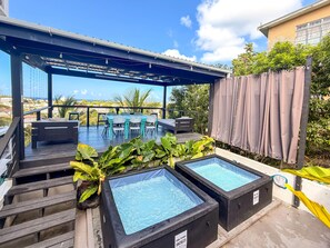 Une terrasse sur le toit équipée d’une table de billard, d’un espace salon et de plusieurs bains à remous.