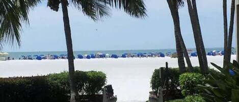 En la playa, sillas reclinables de playa, toallas de playa