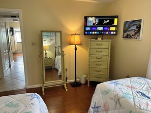 2 bedrooms, in-room safe, desk, iron/ironing board