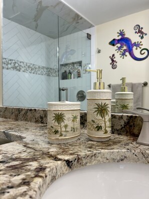 Ensemble douche/baignoire, articles de toilette écologiques