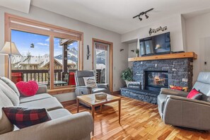 Smart-TV, Kamin, Bücher