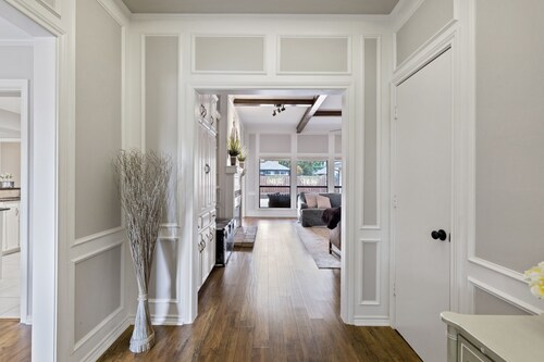 Spacious, Peaceful & Charming w Pool! Sleeps 10, BBQ, & Family Friendly