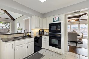 冰箱、微波炉、烤箱、炉灶