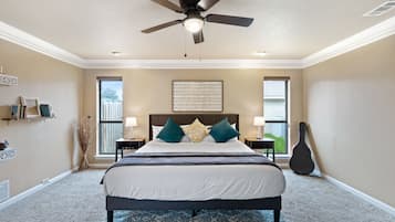 4 dormitorios, escritorio, tabla de planchar con plancha y cuna de viaje