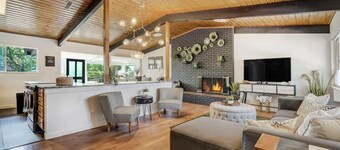 Lion Lodge! Game Room, Hot Tub w/ Fire pit