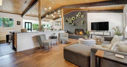 Lion Lodge! Game Room, Hot Tub w/ Fire pit