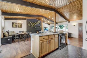 Interior - Lion Lodge! Game Room, Hot Tub w/ Fire pit (Colorado Springs)
