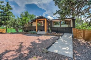 Exterior - Lion Lodge! Game Room, Hot Tub w/ Fire pit (Colorado Springs)