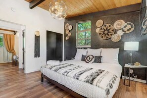 5 bedrooms, iron/ironing board, travel cot, WiFi - Lion Lodge! Game Room, Hot Tub w/ Fire pit (Colorado Springs)