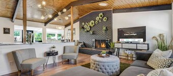 Lion Lodge! Game Room, Hot Tub w/ Fire pit