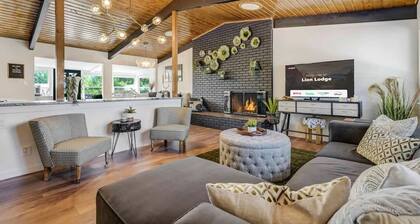 Lion Lodge! Game Room, Hot Tub w/ Fire pit