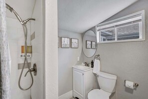 Douche, séchoir à cheveux, serviettes fournies, shampooing