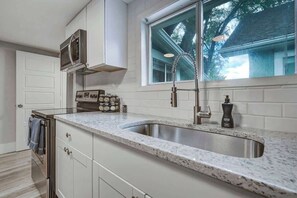 Frigorifero, microonde, forno, piano cottura