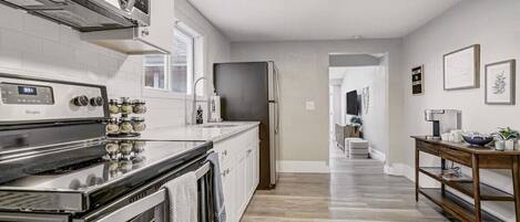 Refrigerador, microondas, horno, placa de cocina