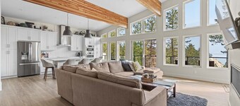 The Brae Cabin | Luxury | Lake Views | Large Deck