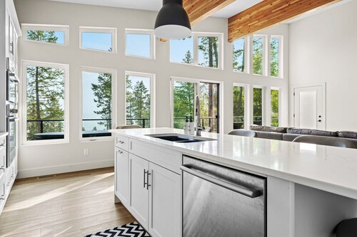 The Brae Cabin | Luxury | Lake Views | Large Deck