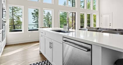 The Brae Cabin | Luxury | Lake Views | Large Deck