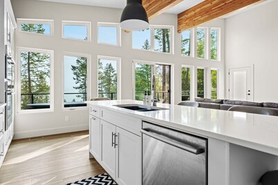 The Brae Cabin | Luxury | Lake Views | Large Deck