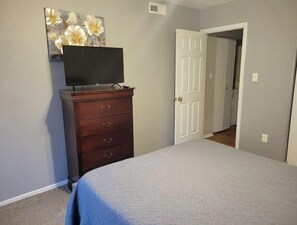 2 bedrooms, iron/ironing board, free WiFi, bed sheets