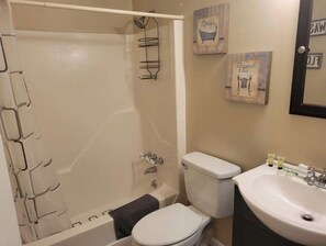 Dusche, Haartrockner, Handtücher, Seife