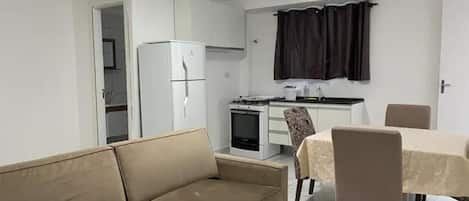 APARTAMENTO 09 - 02 DORMITÓRIOS | Cozinha privada | Geladeira, micro-ondas, talheres/pratos/utensílios de cozinha