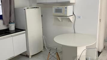 APARTMENT 20 | Cozinha privada | Geladeira, micro-ondas