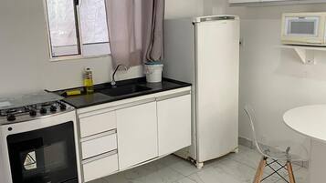 APARTMENT 20 | Cozinha privada | Geladeira, micro-ondas