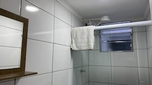 APARTAMENTO 09 - 02 DORMITÓRIOS | Bathroom | Shower, towels