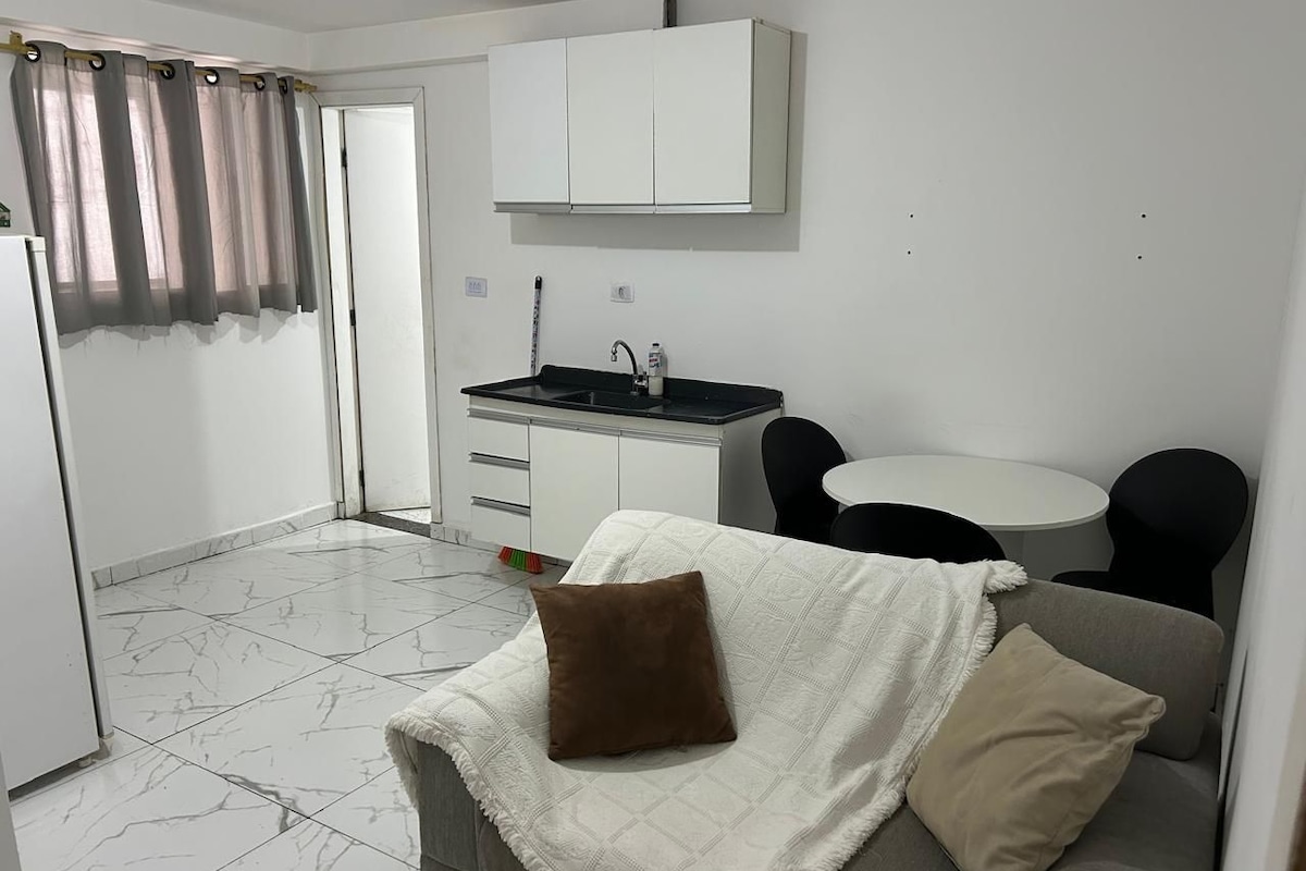 APARTAMENTO 10 - 01 DORMITÓRIO | Living area | 32-inch LCD TV with digital channels, TV