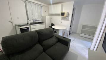 APARTAMENTO 13 - 2 DORMITÓRIOS | Living area | 32-inch LCD TV with digital channels, TV
