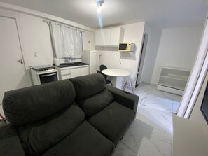 APARTAMENTO 13 - 2 DORMITÓRIOS | Zona de estar | Televisión LCD de 32 pulgadas con canales digitales, una televisión