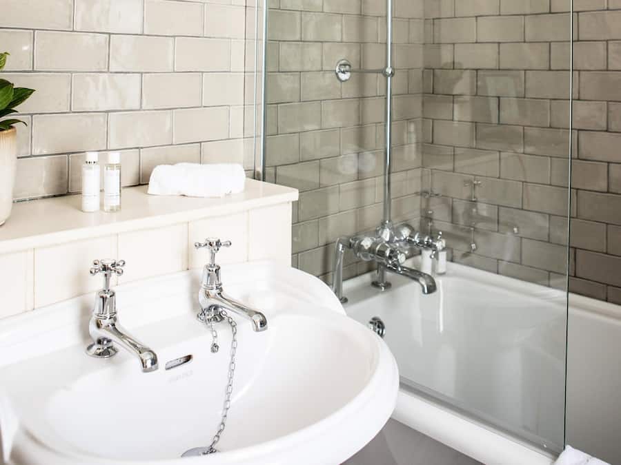 Badezimmer | Kostenlose Toilettenartikel, Haartrockner