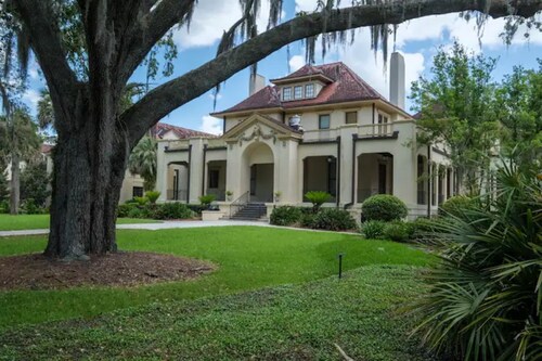 Cheerful 2-BDRM/2.5 Bathroom Home Near DWTN & UF