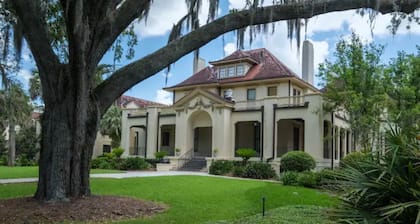 Cheerful 2-BDRM/2.5 Bathroom Home Near DWTN & UF