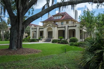 Cheerful 2-BDRM/2.5 Bathroom Home Near DWTN & UF