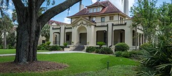 Cheerful 2-BDRM/2.5 Bathroom Home Near DWTN & UF