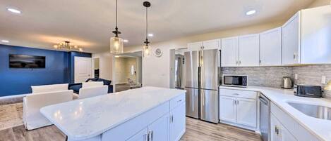 Een koelkast, een magnetron, een oven, een kookplaat