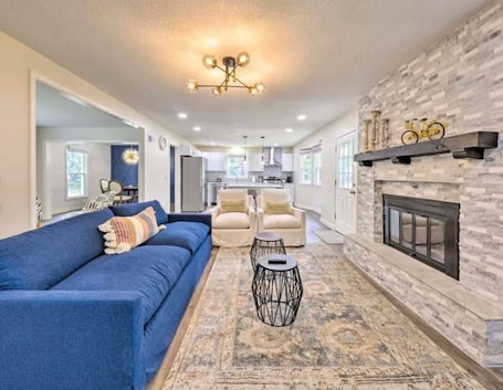 Smart TV, fireplace. NEW! Beautiful-Clean-Modern-Convenient-Accessible