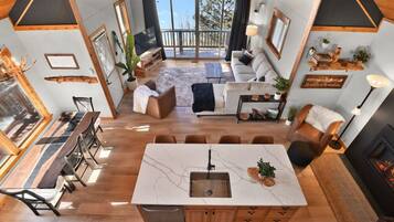 Smart TV, chimenea, libros y estéreo