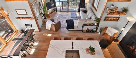 Smart-tv, pejs, bøger, stereoanlæg