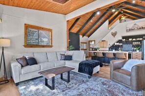 Smart TV, chimenea, libros y estéreo 
