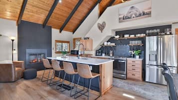 Een koelkast, een magnetron, een oven, een kookplaat