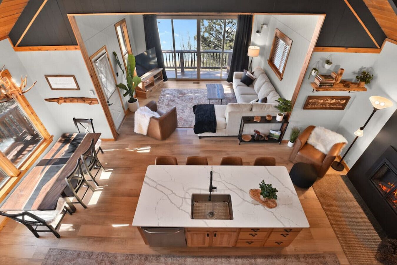 Smart TV, fireplace, books, stereo