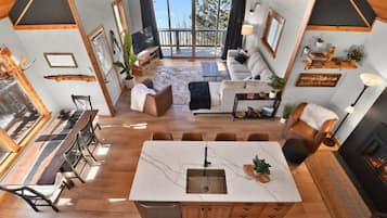 Smart TV, lareira, livros, aparelho de som