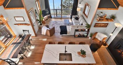 Romantic Lakefront Cabin | Hot Tub + Incredible Views