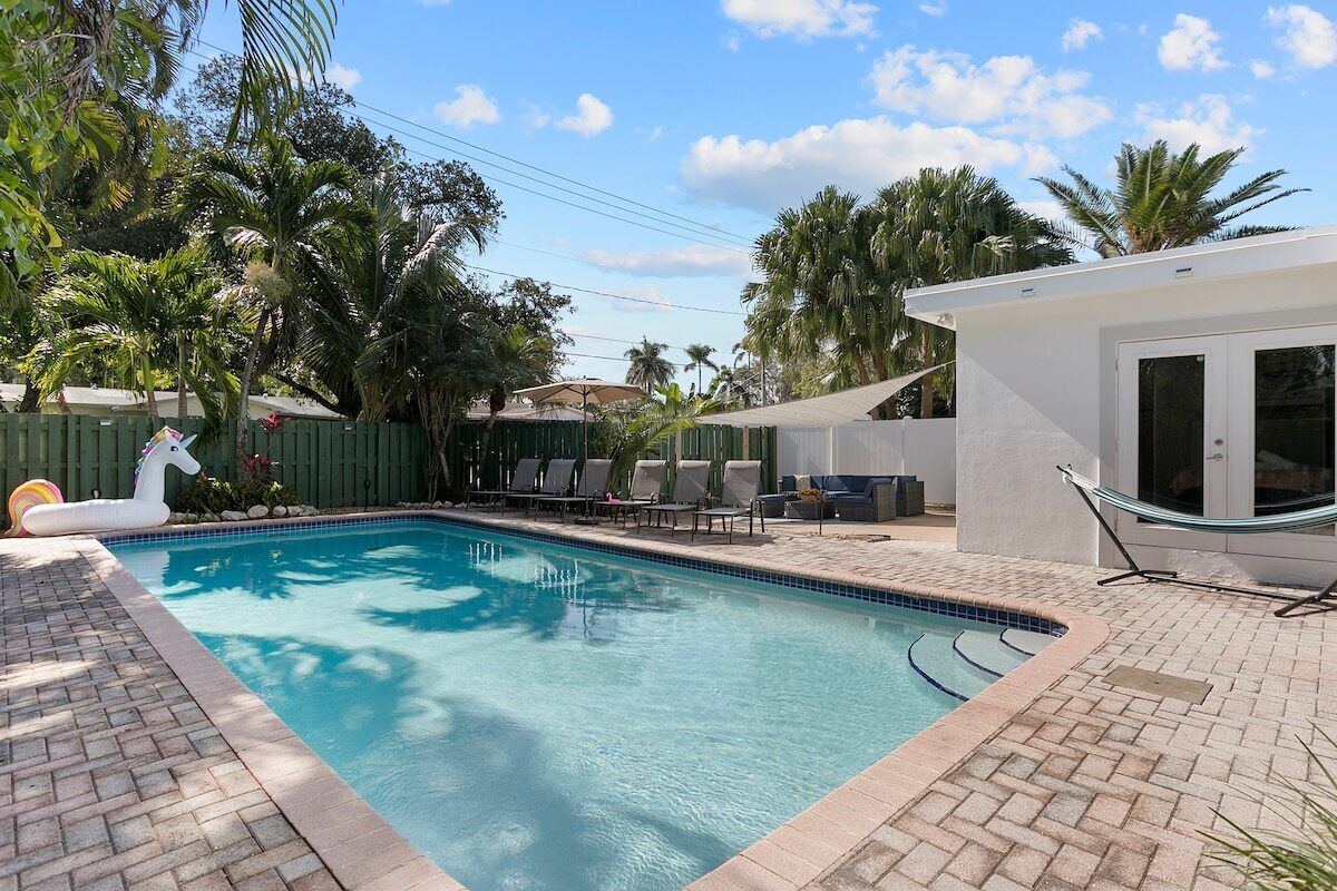 This house is a 4 bedroom(s), 3 bathrooms, located in Hollywood, FL.