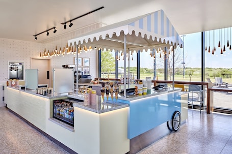 13 restaurantes, se sirven desayunos, comidas, cenas y mariscos